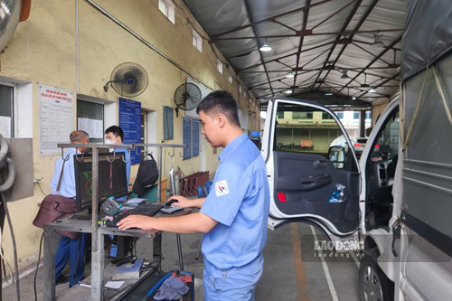 New registration software malfunctions, Registration Department urgently fixs. Photo: Minh Hanh