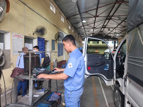 Ngày đầu áp dụng phần mềm đăng kiểm mới. Ảnh: Minh Hạnh