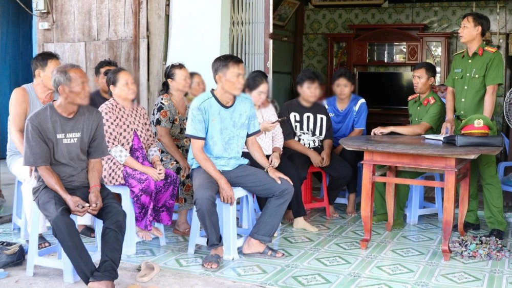 Lực lượng chức năng tăng cường công tác tuyên truyền, vận động người dân giao nộp vũ khí, vật liệu nổ, công cụ hỗ trợ. Ảnh: Tiến Dũng