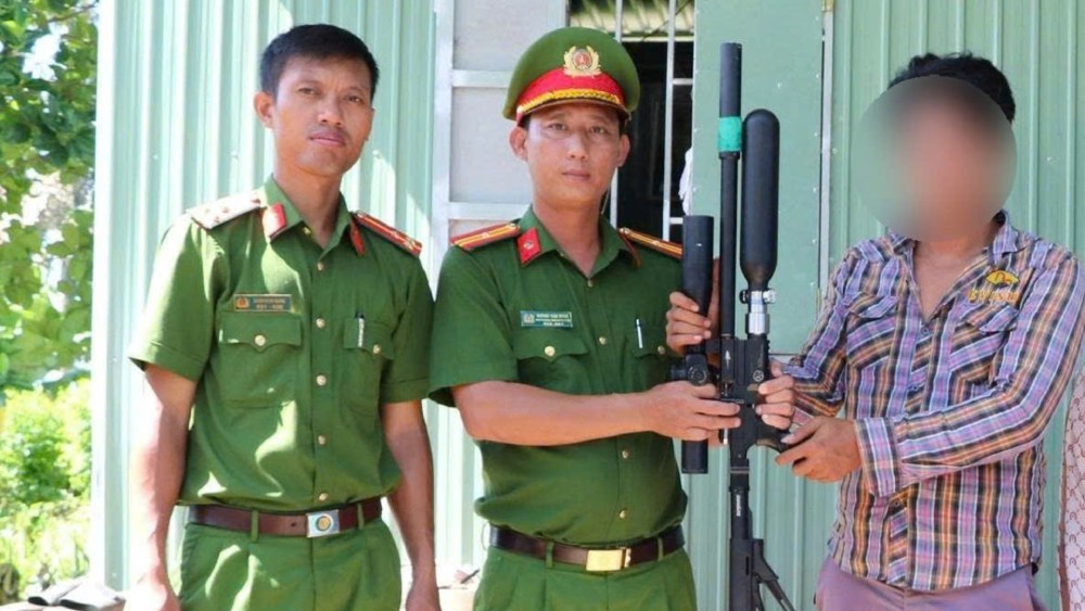 Through propaganda and mobilization, people have become aware and voluntarily handed over weapons, explosives, and support tools. Photo: Tien Dung