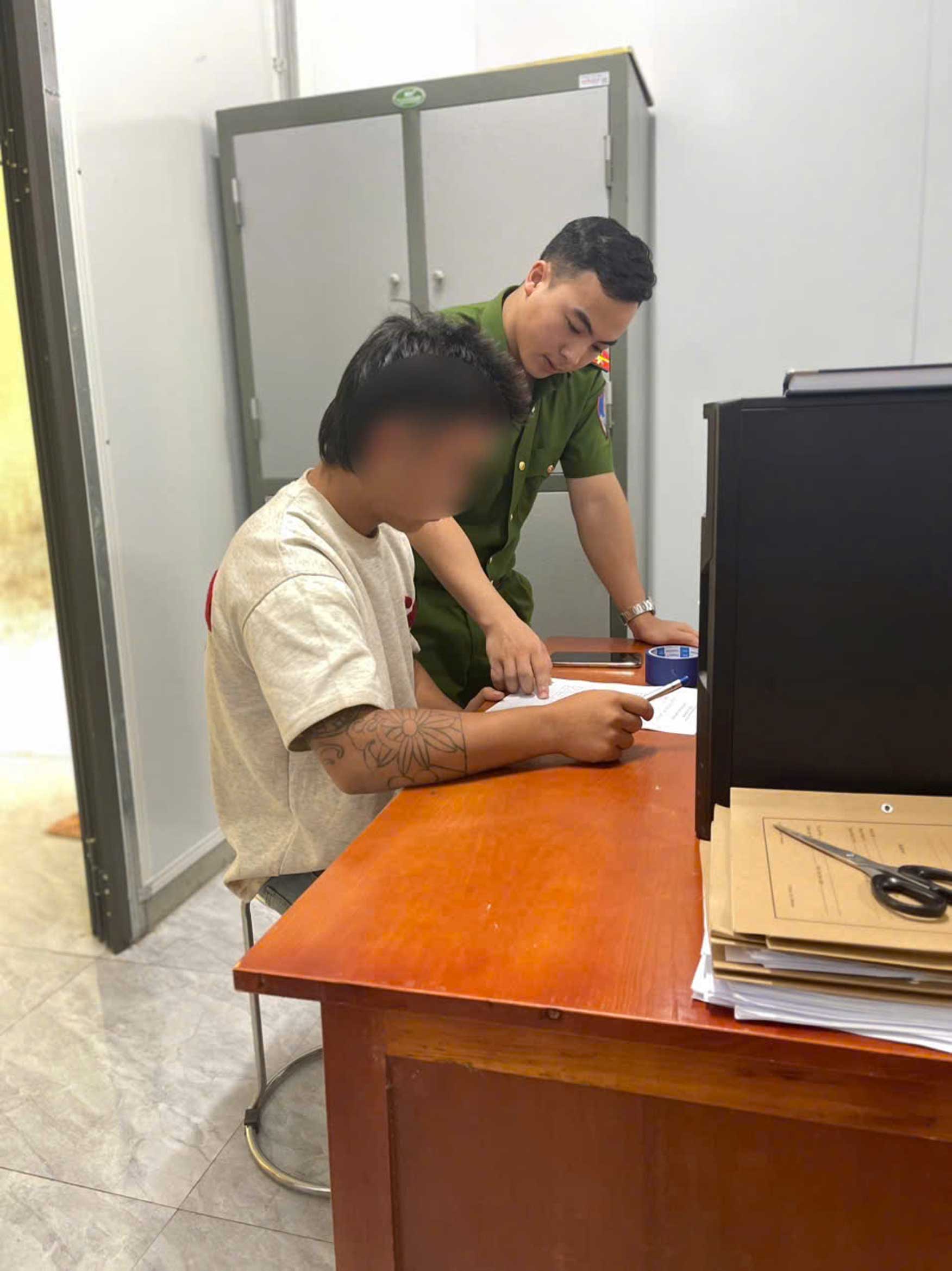 Công an xã Lao Chải làm việc với người vi phạm sau khi xác minh từ clip trên mạng xã hội. Ảnh: CA Lào Cai