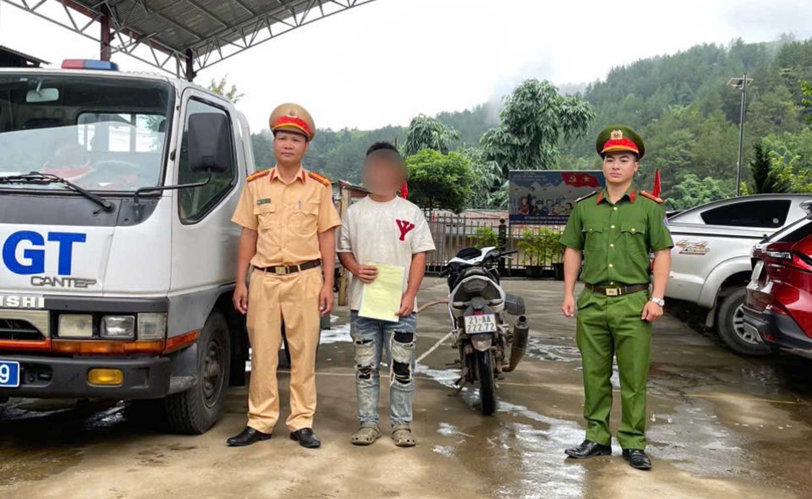 People and vehicles violating administrative regulations at the police station. Photo: Lao Cai Police