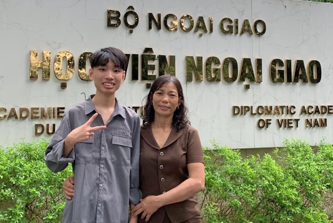 Thanh Binh with his mother on the day of university enrollment 2 years ago. Photo: General character