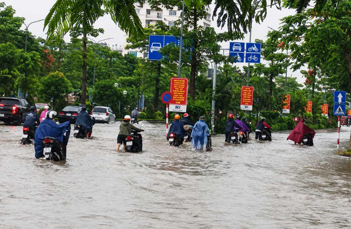 De fortes pluies dues à l'influence de la dépression ont provoqué de profondes inondations sur certaines routes de Hải Phòng (30 juin). Photo: Thanh Sơn