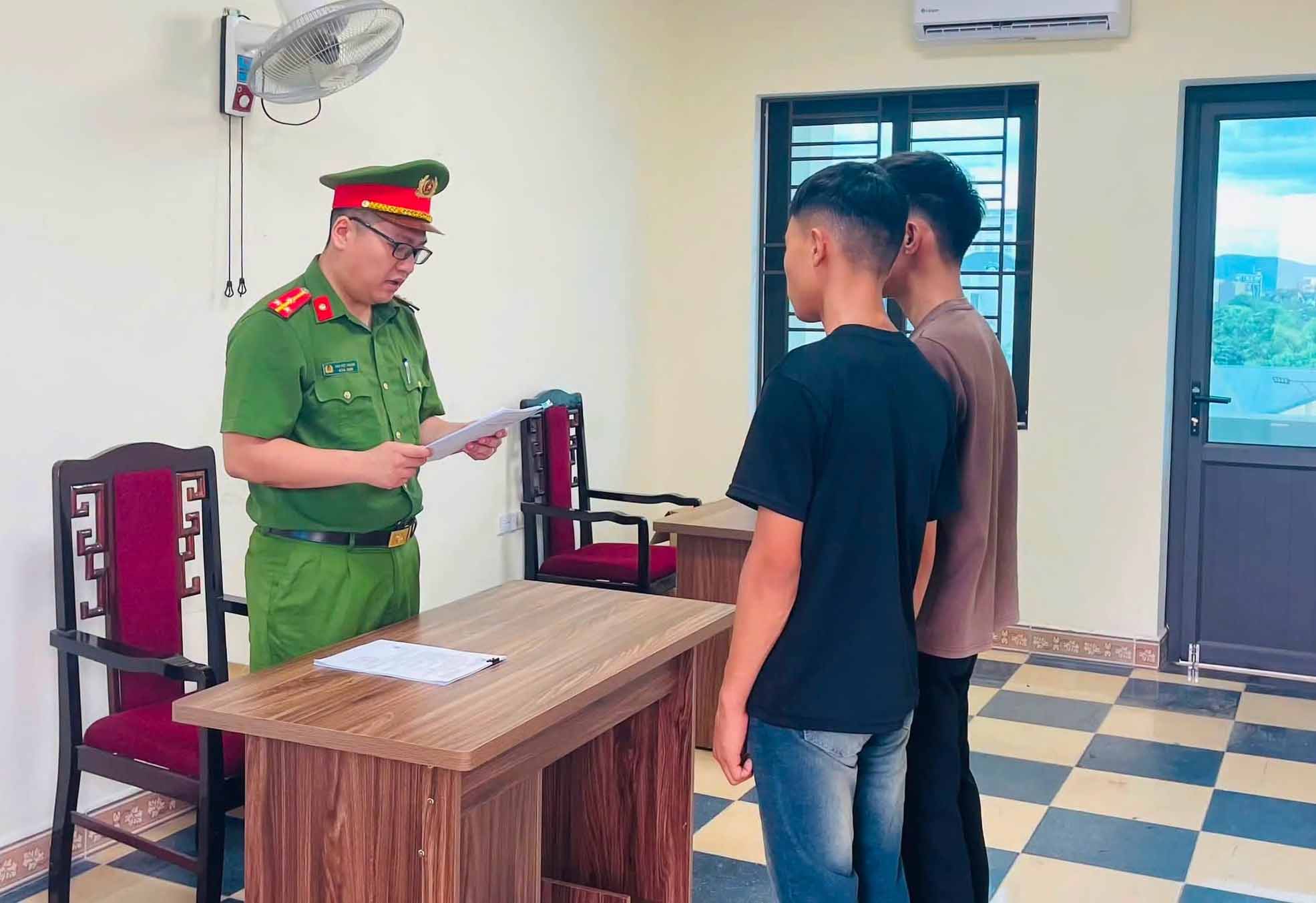 Prosecuting male student N.D.K and N.T. B. Photo: Ha Tinh Police