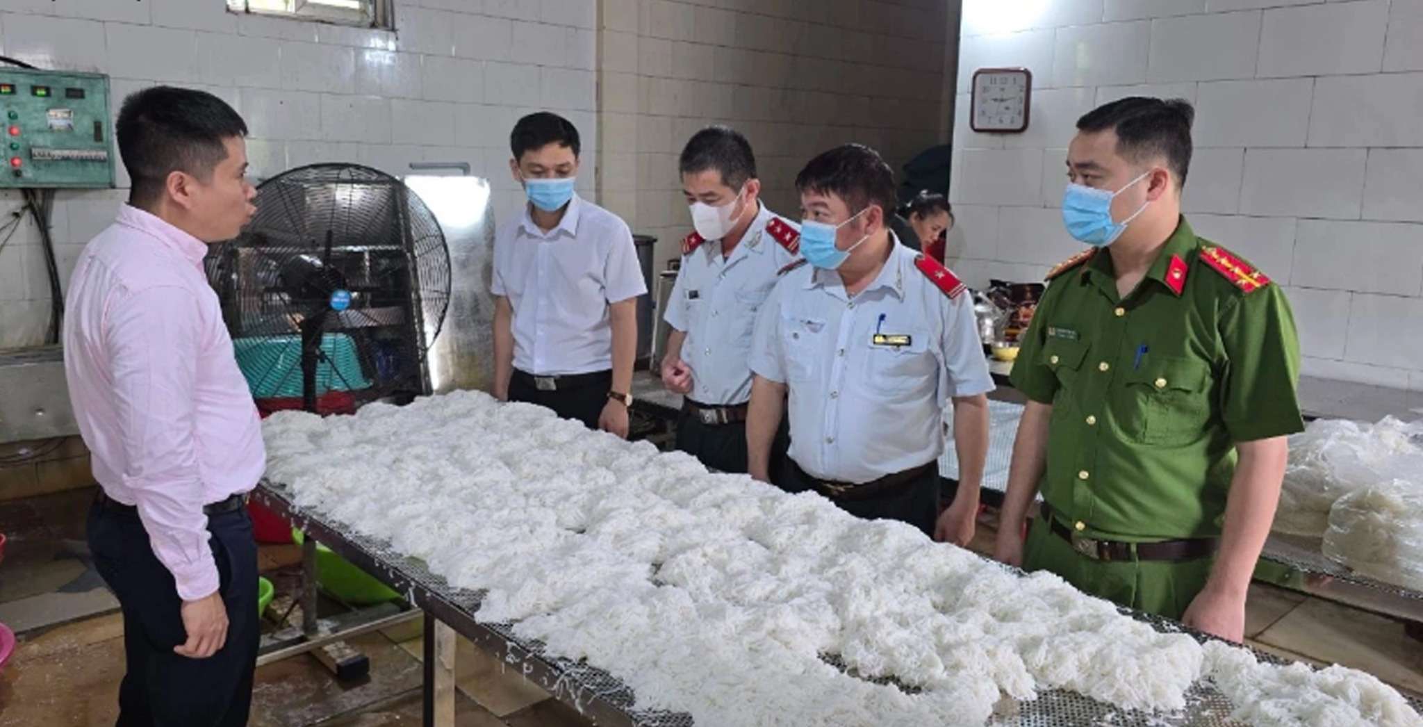 Las fuerzas funcionales de Nghệ An inspeccionan el cumplimiento de las regulaciones legales sobre garantía de seguridad alimentaria en los hogares empresariales de la zona. Foto: Từ Thành