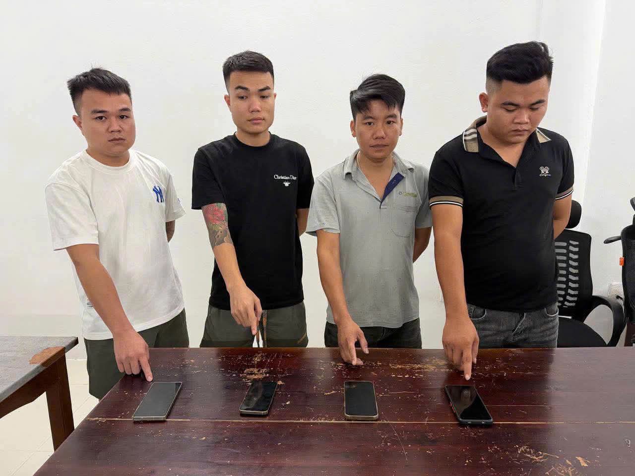Các đối tượng bị khởi tố về hành vi cá độ và mua bán số lô. Ảnh: Công an Tuyên Quang