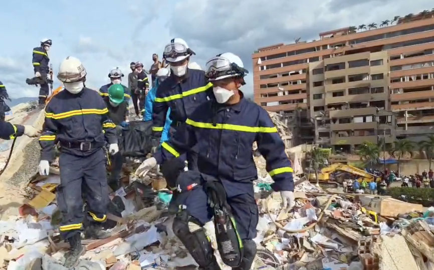 Vietnamese rescue forces take the body of a victim out of the rubble. Photo: Ministry of Public Security