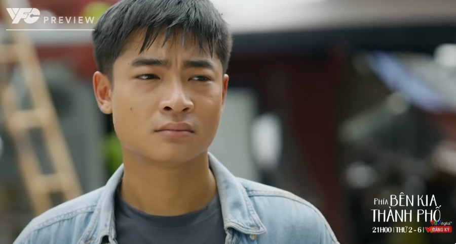 Khuê tới khuyên nhủ Cương tiếp tục học trong tập 24 phim “Phía bên kia thành phố“. Ảnh: VFC.