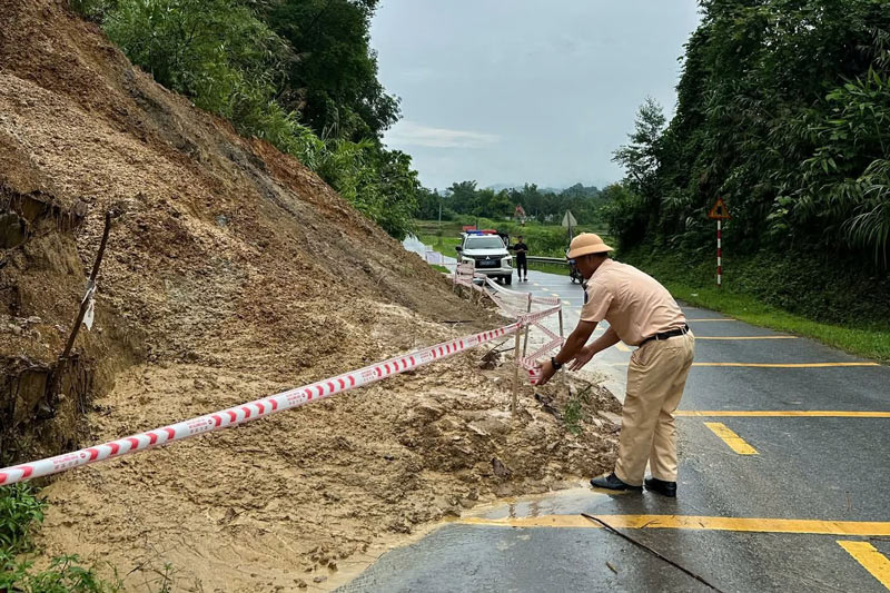 La route provinciale 161 traversant la commune de Bảo Thắng s'est effondrée et s'est affaissée après plusieurs heures de fortes pluies. Photo: Fournie par la police