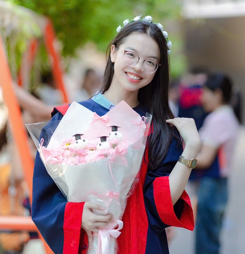 Nguyen Le Yen Nhi (Le Thanh Tong Primary, Secondary and High School, Ho Chi Minh City) - one of the 4 valedictorians who achieved 30 points in the B00 combination in the 2026 high school graduation exam. Photo: NVCC