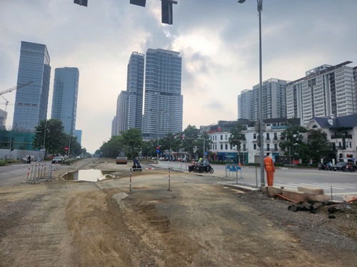 Hà Nội đẩy nhanh hoàn trả mặt đường trước mùa mưa. Ảnh: Minh Hạnh