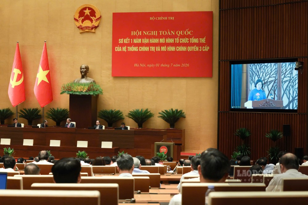 Deputy Secretary of the Ho Chi Minh City Party Committee Van Thi Bach Tuyet speaks from the Ho Chi Minh City bridge point. Photo: Hai Nguyen