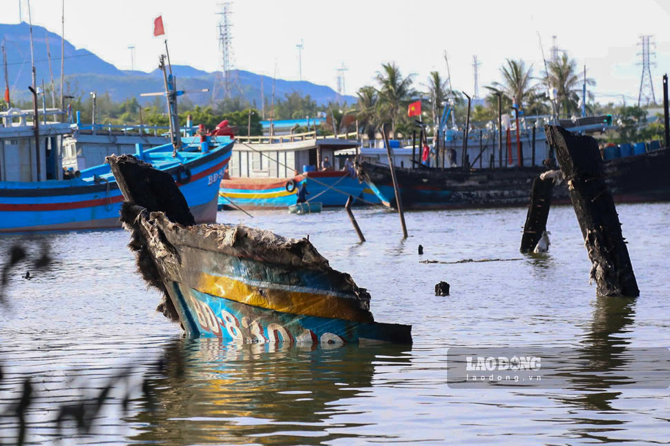 Con tàu trơ trụi sau vụ cháy. Ảnh: Hoài Phương