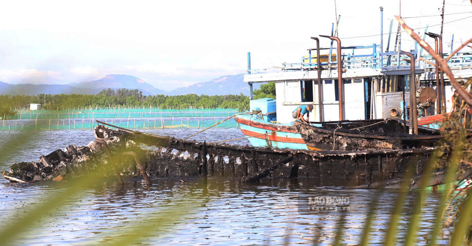 Les bateaux de pêche de nombreux pêcheurs de Gia Lai ont été réduits en cendres, les poussant à perdre leurs moyens de subsistance et à s'endetter. Photo: Hoài Phương