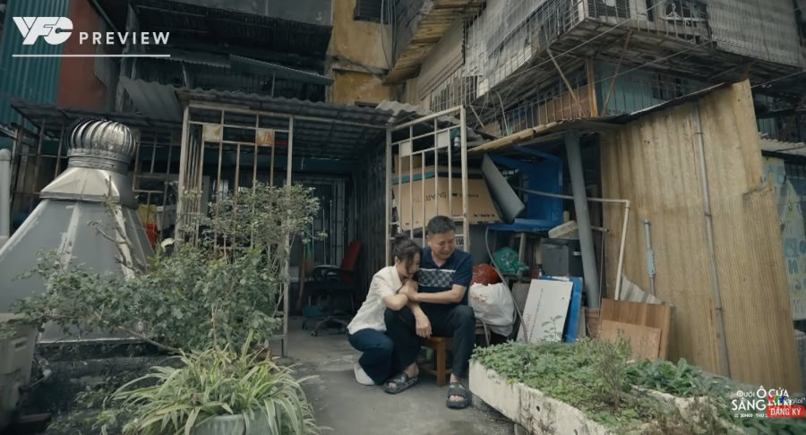 2 bố con Diệu ôm nhau khóc. Ảnh: VFC. 