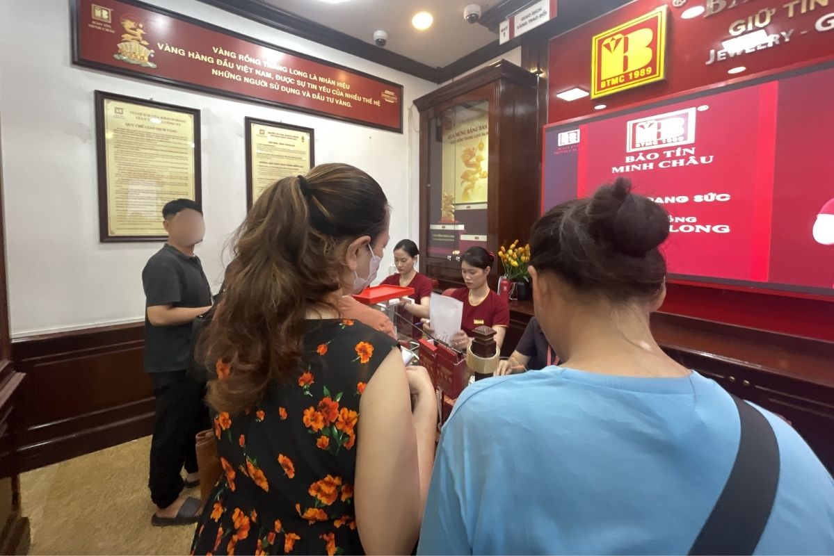 Khu vực giao dịch vàng nhẫn tròn trơn ghi nhận số lượng tăng so với những ngày trước đó. Ảnh: Hạ Linh