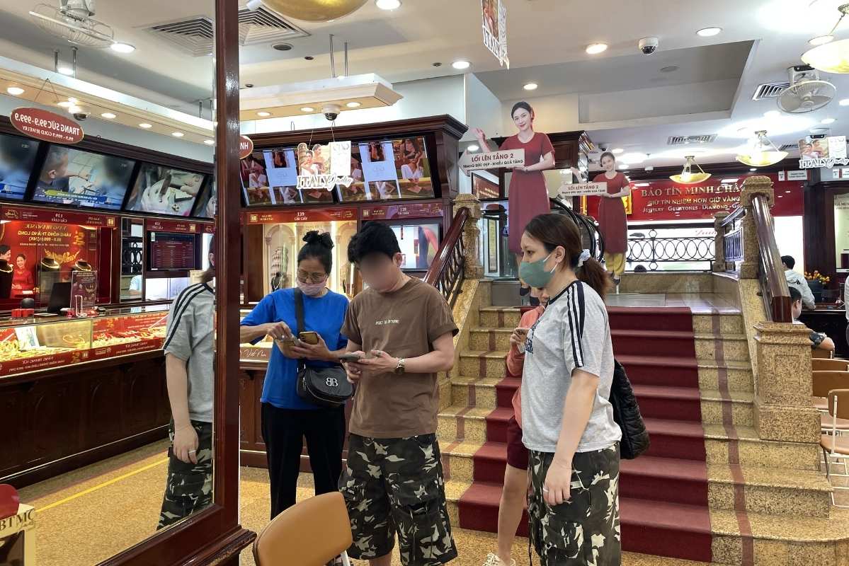 Gold prices decrease, transaction time is fast if customers buy by bank transfer. Photo: Ha Linh