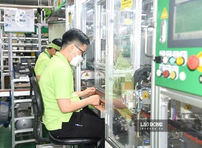 Over the past 50 years, workers and employees have made positive contributions to the development of Ho Chi Minh City. Photo: Nam Duong