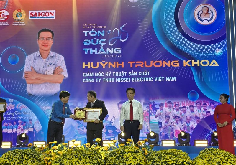 Phó Chủ tịch Tổng LĐLĐ Việt Nam Nguyễn Xuân Hùng (bìa trái) trao Giải thưởng Tôn Đức Thắng cho các kỹ sư, công nhân có nhiều thành tích trong lao động, sản xuất. Ảnh: Nam Dương