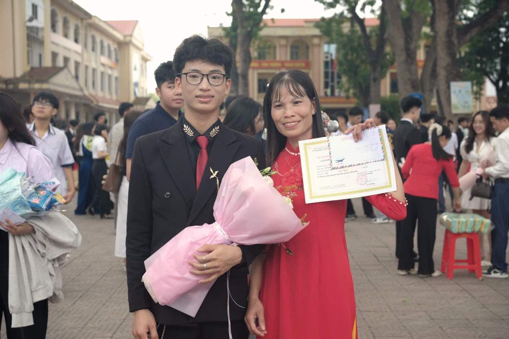 Nguyen Khac Cong, a 12A1 student at Tan Yen High School No. 1 (Bac Ninh province) with his mother. Photo: Character provided