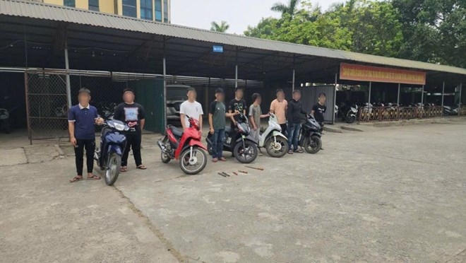 Xử phạt gần 100 triệu đồng đối với nhóm thanh thiếu niên cầm theo hung khí, chạy xe gây náo loạn đường phố. Ảnh: Công an Thanh Hóa