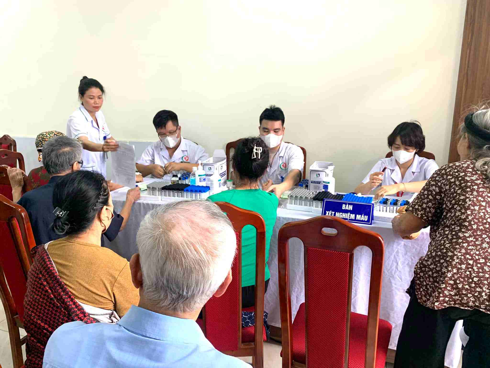 Đông người dân đến Trạm y tế xã Vĩnh Thanh (Hà Nội) khám sức khỏe định kỳ và sàng lọc miễn phí. Ảnh: TYTX cung cấp