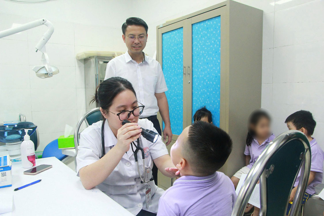 Trạm y tế phường Phú Thượng, Hà Nội tổ chức khám cho khoảng 200 trẻ dưới 6 tuổi. Ảnh: Hạnh Thơm