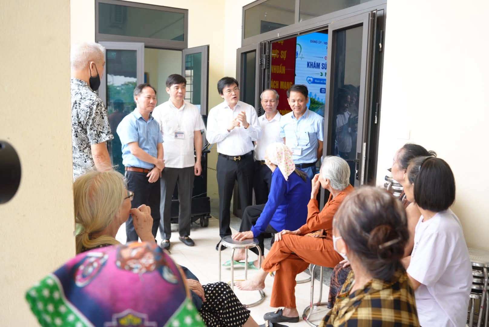 TS.BS Nguyễn Trọng Diện, Giám đốc Sở Y tế Hà Nội kiểm tra công tác khám sức khỏe tại Trạm Y tế xã Vĩnh Thanh. Ảnh: TYT xã cung cấp