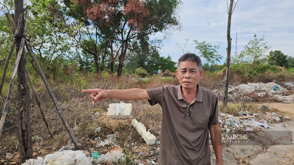 Ông Hoàng Văn Luyến bức xúc khi chứng kiến con đường bị rác thải bủa vây. Ảnh: Nguyễn Luân
