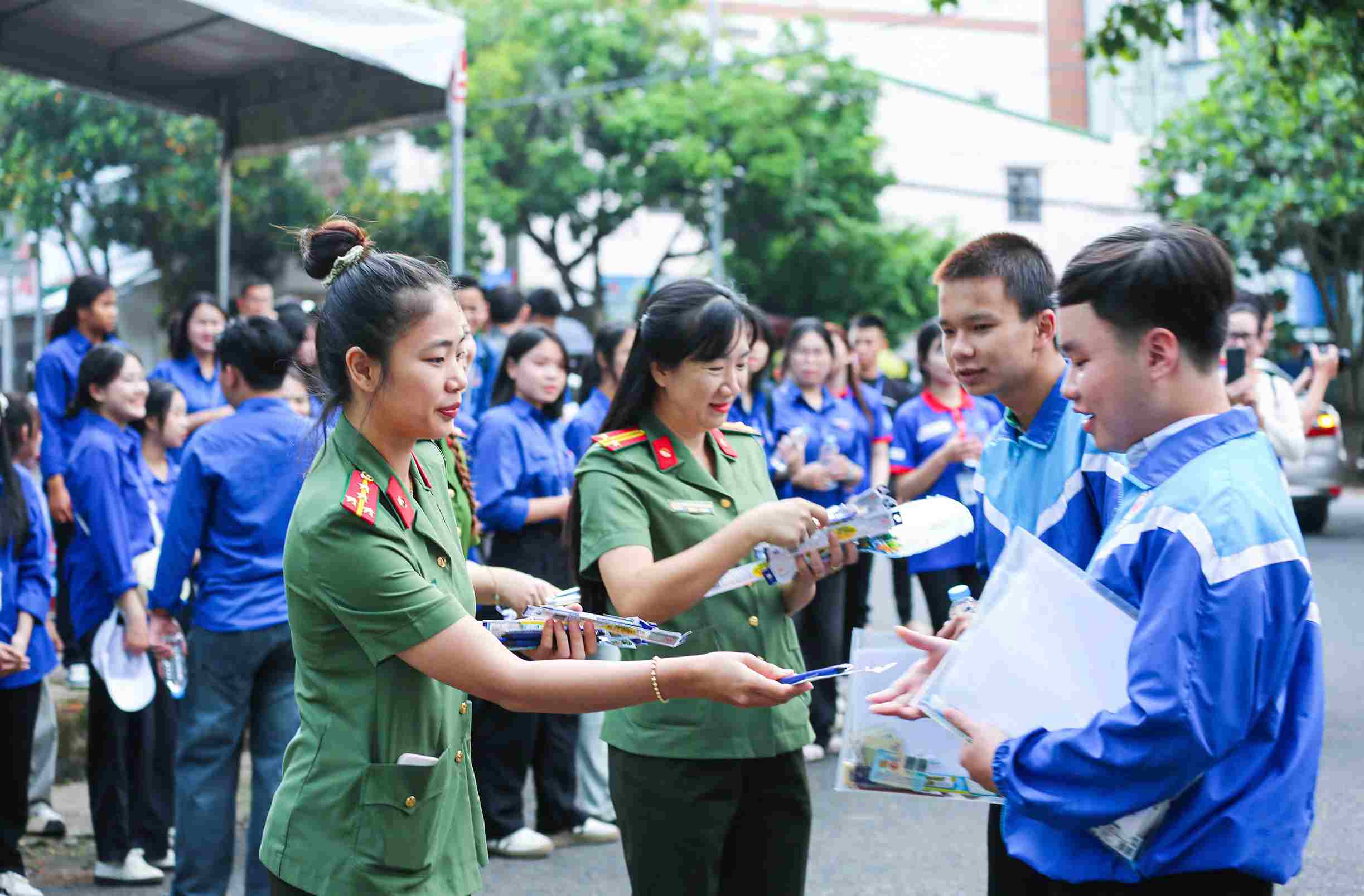 Lực lượng công an hỗ trợ thí sinh trong kỳ thi tốt nghiệp THPT ở Lâm Đồng. Ảnh: Phúc Khánh 