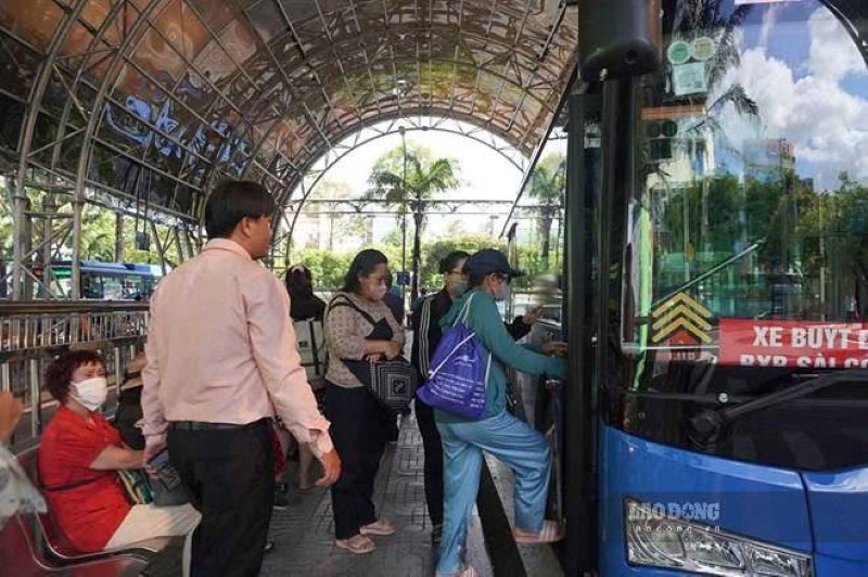 Đông người dân sử dụng phương tiện xe buýt để di chuyển trong ngày đầu TPHCM miễn phí vé xe buýt trên 134 tuyến. Ảnh: Như Quỳnh