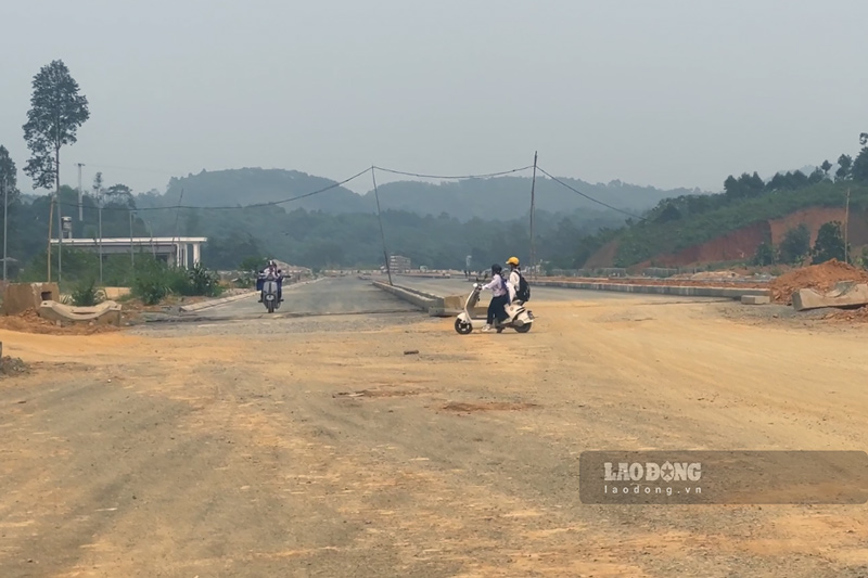 Mặt đường nhiều đoạn đã bằng phẳng sau khi hoàn thành lớp bê tông nhựa. Ảnh: Đinh Đại