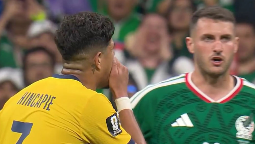 Piero Hincapie's argument with Santiago Gimenez caused the Ecuadorian defender to receive a red card in the 1/16 round of the 2026 World Cup. Photo: Cut from video