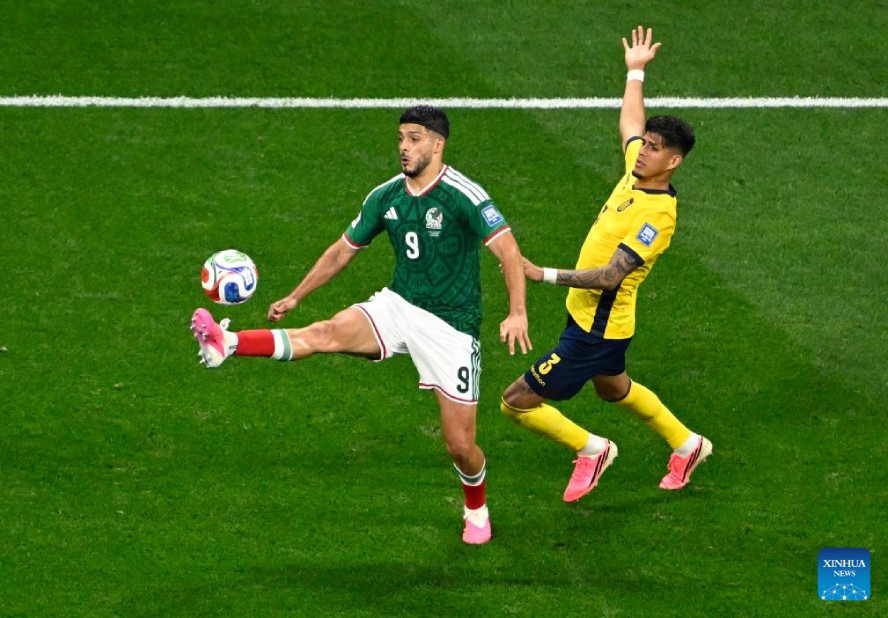 Piero Hincapie's argument with Santiago Gimenez caused the Ecuadorian defender to receive a red card in the 1/16 round of the 2026 World Cup. Photo: Cut from video