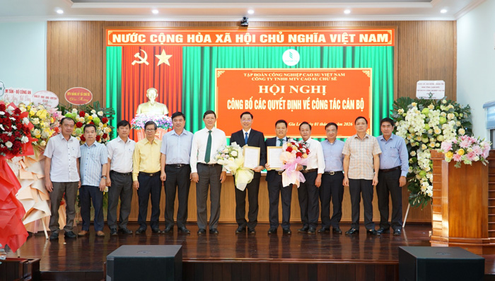 Leaders of the Group award Decisions on transfer and holding positions for the Chairman of the Member Council and General Director of Chu Se Rubber One Member Limited Liability Company. Photo: Thanh Tuan