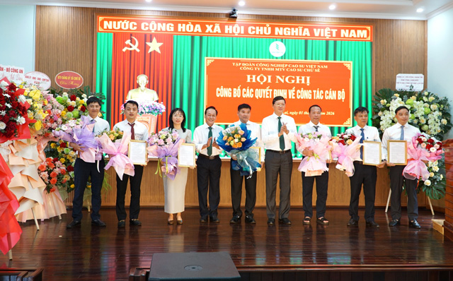 Trao Quyết định cho các cán bộ lãnh đạo quản lý Công ty TNHH MTV Cao su Chư Sê mới, sau sáp nhập. Ảnh: Thanh Tuấn