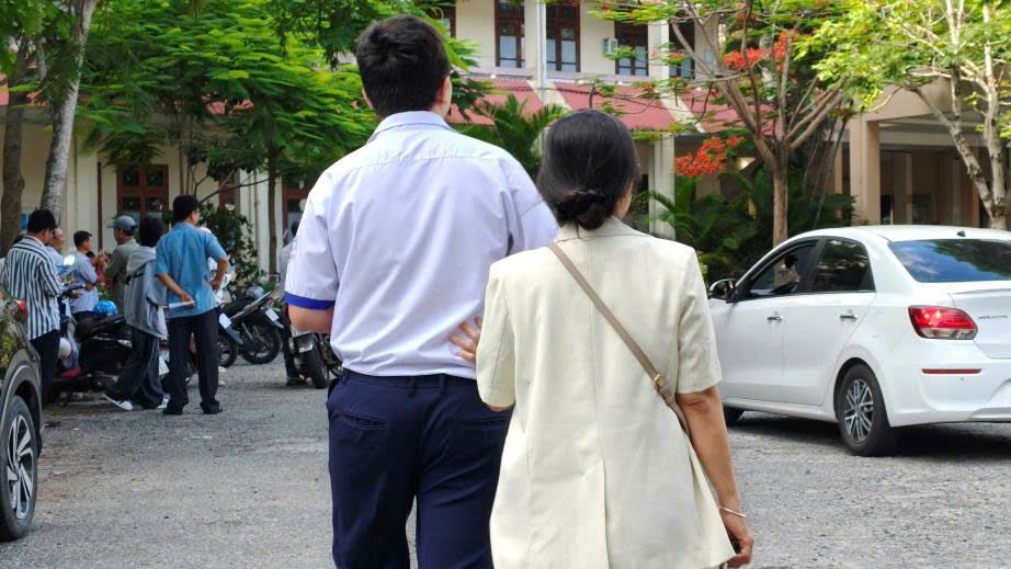 Can Tho parents accompany their children in the 10th grade entrance exam for the 2026-2027 school year. Photo: Khanh Linh