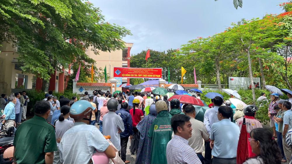 Phụ huynh Cần Thơ đội mưa chờ con thi tuyển sinh 10 năm học 2026-2027. Ảnh: Khánh Linh