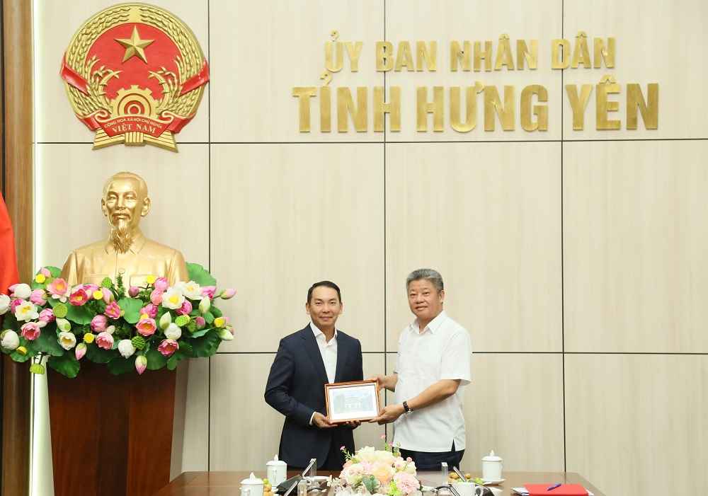 Chủ tịch UBND tỉnh Nguyễn Mạnh Quyền tặng quà - sản phẩm làng nghề truyền thống của Hưng Yên nhân dịp đoàn công tác của Tập đoàn YCH đến tìm hiểu cơ hội đầu tư tại tỉnh. Ảnh: Tất Đạt