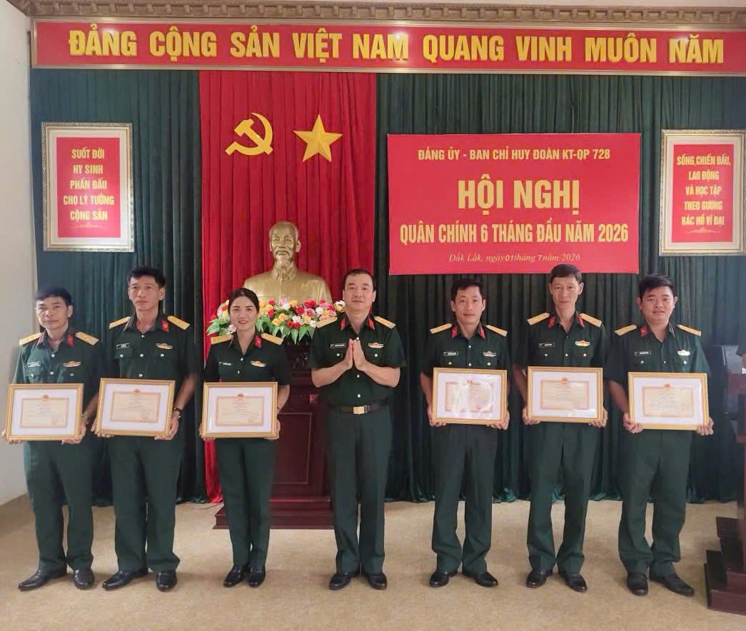 Colonel Pham Van Nghia - Head of Economic - National Defense Team 728 awarded prizes to collectives and individuals who achieved good results in performing tasks. Photo: Le Hung