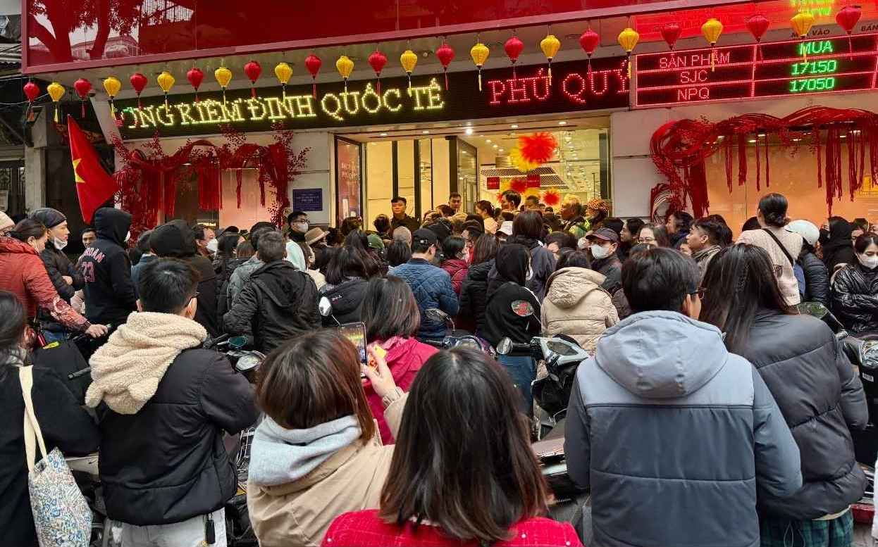 Long lines of people queuing at stores as silver prices rise sharply, reflecting a widespread speculative fever in January 2026. Photo: Phan Anh