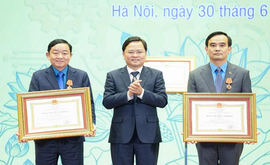 Mr. Nguyen Anh Tuan, Member of the Party Central Committee, President of the Vietnam General Confederation of Labor awarded the Third-class Labor Medal to Mr. Le Thanh Xuan - Member of the Standing Committee of the General Confederation, Chairman of the Coal - Mineral Trade Union (right cover) and Mr. Nguyen Tien Nhuong - Chairman of the Trade Union of Nui Beo Coal Joint Stock Company (left cover). Photo: Huu Chanh