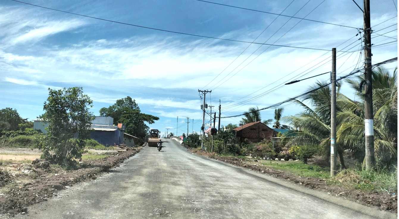Khẩn trương thi công đường Ninh Quới - Ngan Dừa, Cà Mau ngay sau khi có mặt bằng. Ảnh: Nhật Hồ.