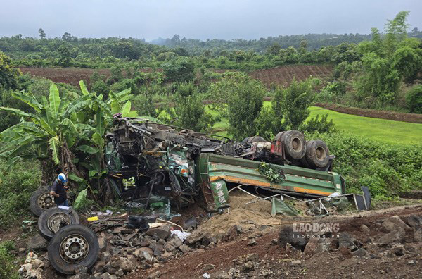 Dump truck carrying sand heavily damaged. Photo: Thanh Tuan