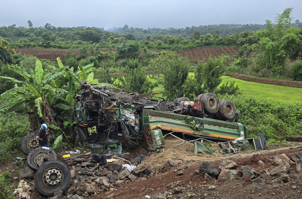 Dump truck carrying sand heavily damaged. Photo: Thanh Tuan