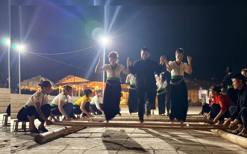 Thai ethnic people in Na Su community tourism village, Muong Cha commune, Dien Bien province jumping cranes with tourists. Photo: Van Thanh Chuong