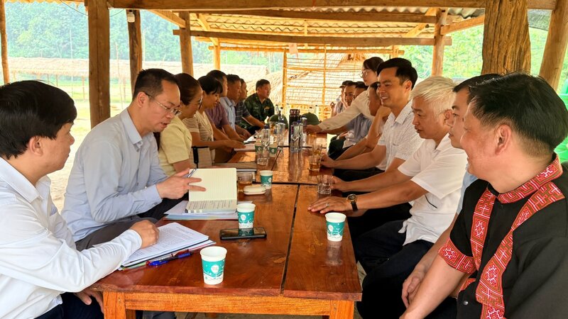 Đoàn công tác của Sở VHTTDL tỉnh Điện Biên khảo sát tại bản du lịch cộng đồng Huổi Nhả, xã Mường Pồn. Ảnh: Văn Thành Chương