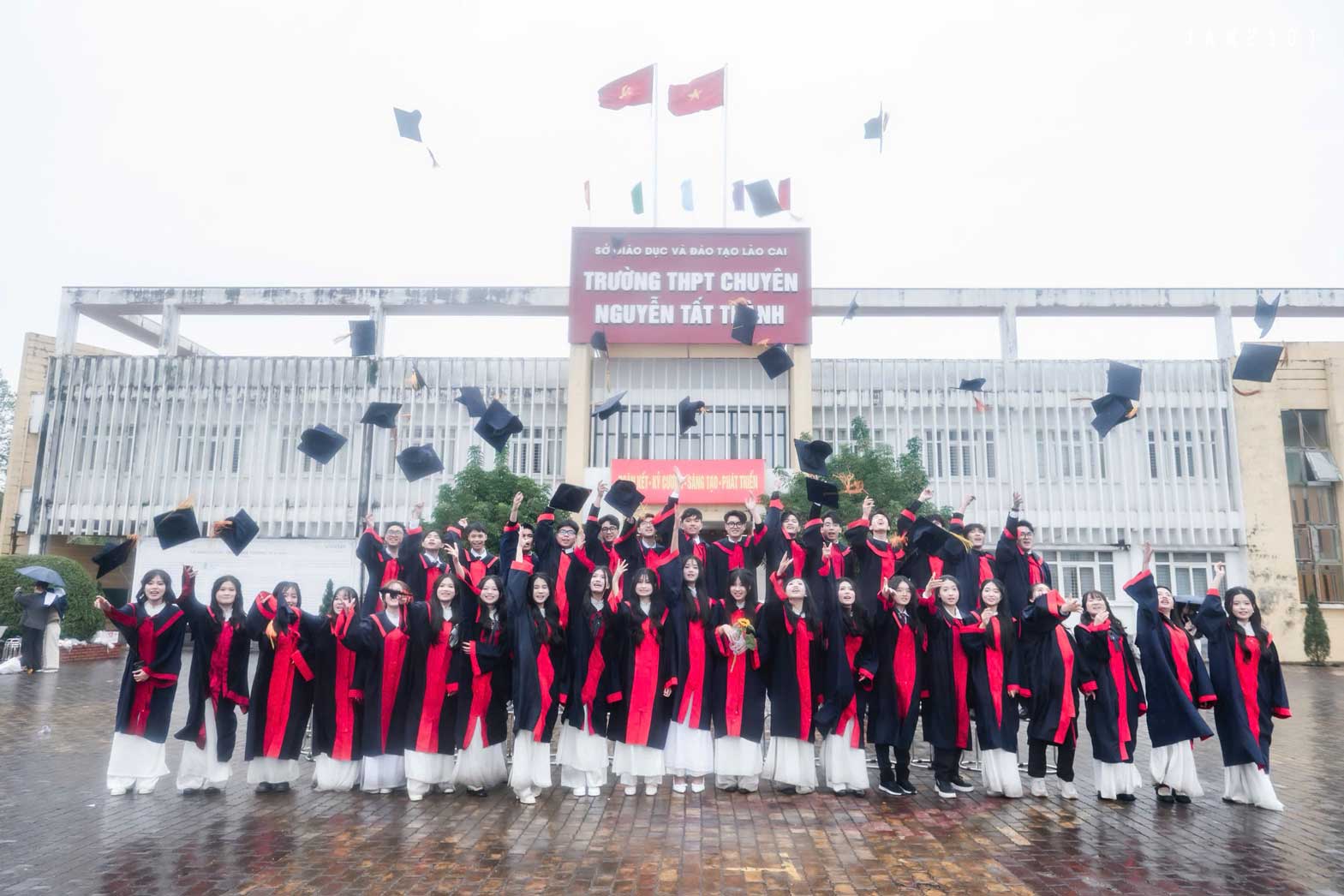 Tập thể lớp 12 Chuyên Anh, Trường THPT Chuyên Nguyễn Tất Thành. Ảnh: NVCC