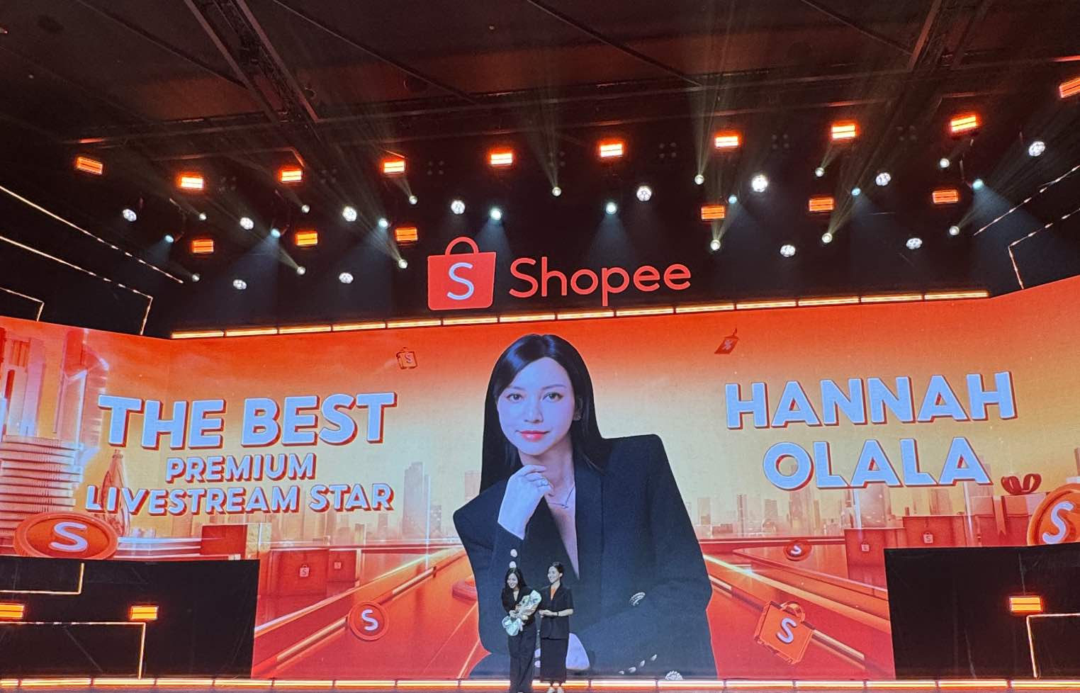 Shopee vinh danh Hannah Olala với giải thưởng “Best Premium Livestream Star“. Ảnh: Thùy Anh